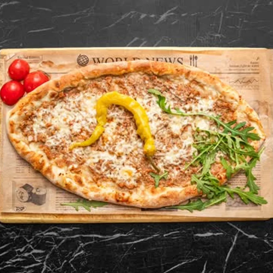 Pide mit Faschiertem & Käse
