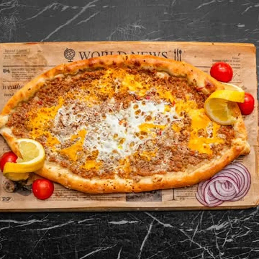 Pide mit Faschiertem & Ei
