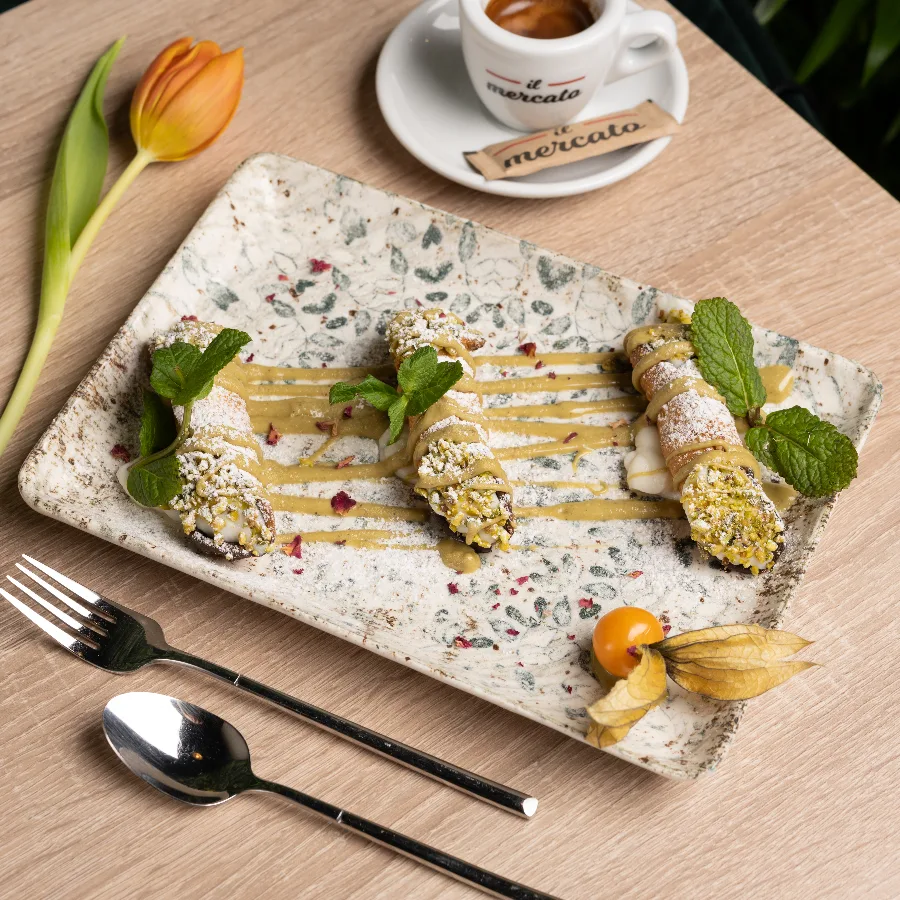 Canollo siciliano con ripiena di ricotta