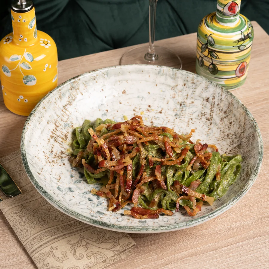 Pasta con crema al pistacchio e guanciale