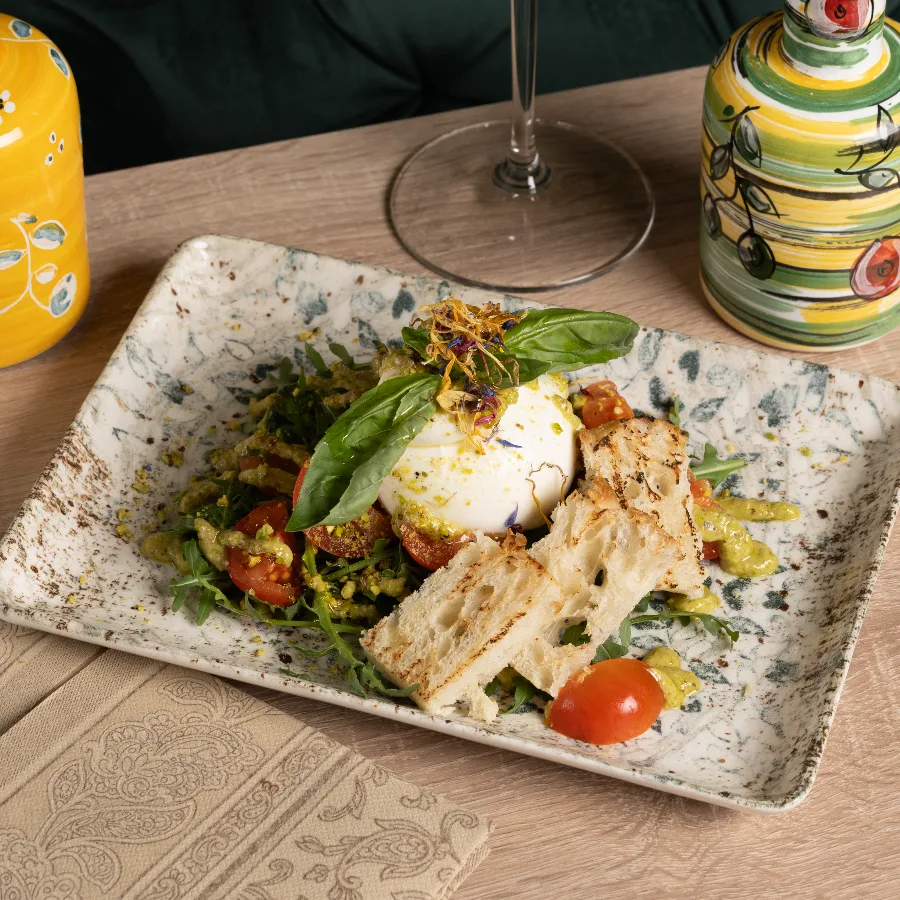Burrata italiana ripiena con pesto di pistacchio
